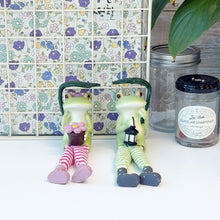 Load image into Gallery viewer, Sitting Frog - Miniature Figure