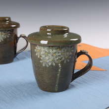 Load image into Gallery viewer, White Flower Blossom Coarse Lid Mug